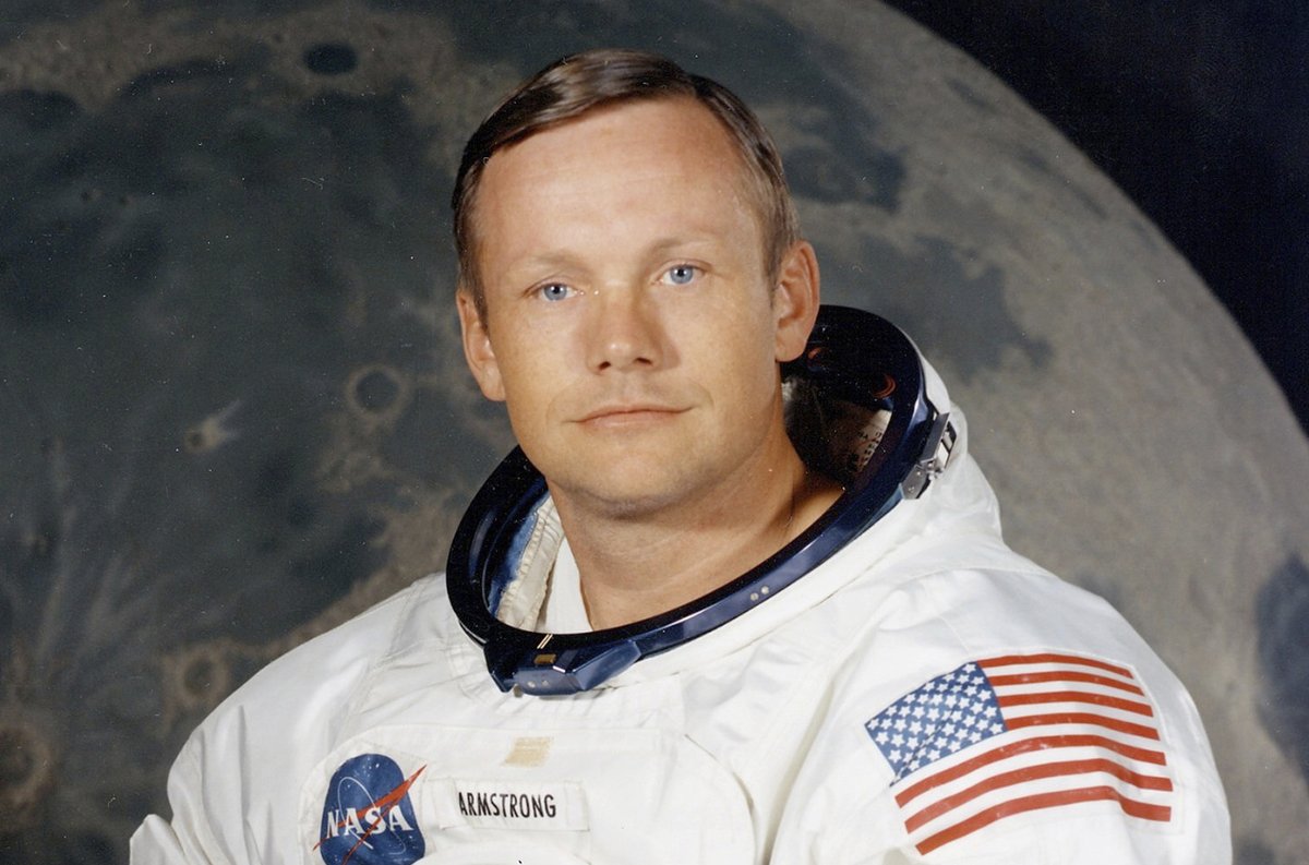 Své poprvé si na konto připsal i americký astronaut Neil Armstrong (†82). Jako první člověk vstoupil na povrch Měsíce! Stalo se tak 21. července 1969 a on tehdy pronesl památnou větu: „Je to malý krůček pro člověka, ale velký skok pro lidstvo.