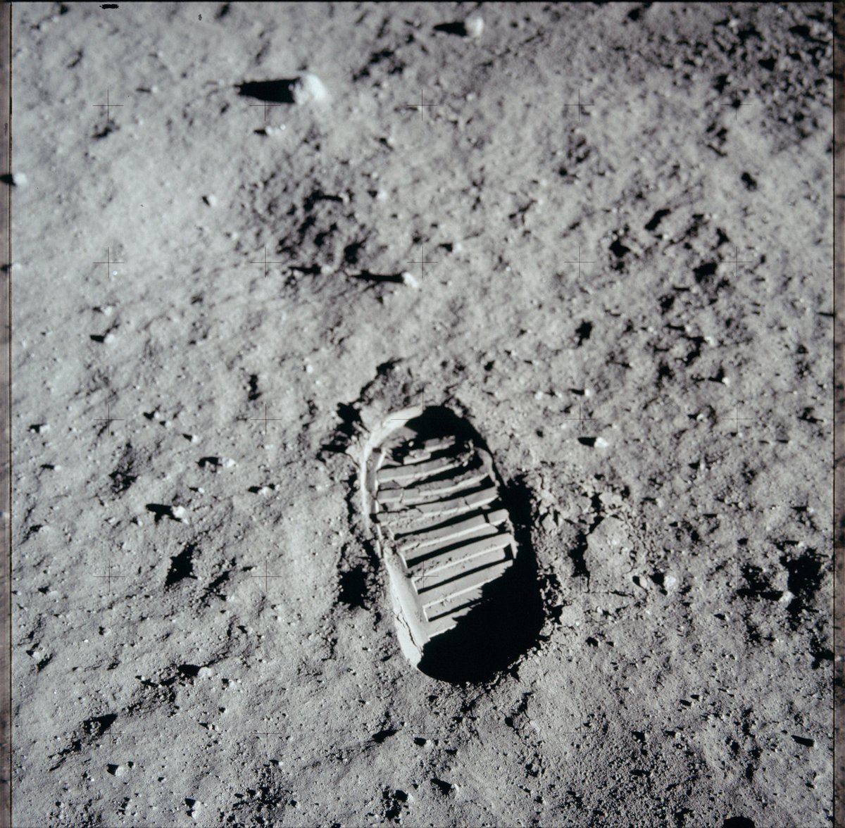 Autory unikátních snímků jsou přímo kosmonauti, kteří se misí Apollo 7 až 17 zúčastnili.