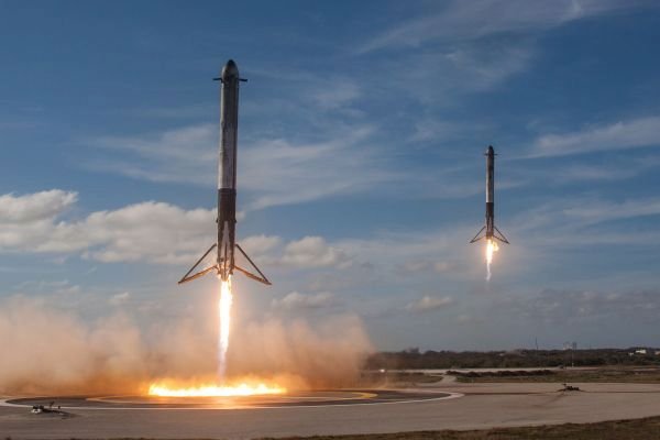 Raketa Falcon Heavy úspěšně odstartovala a načala novou éru dobývání kosmu!