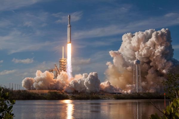 Raketa Falcon Heavy úspěšně odstartovala a načala novou éru dobývání kosmu!