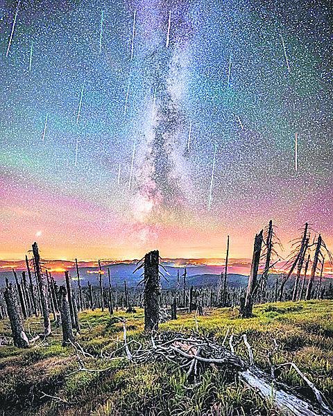 Porota složená ze špičkových českých astrofotografů a astronomů ocenila přes 40 fotografií.