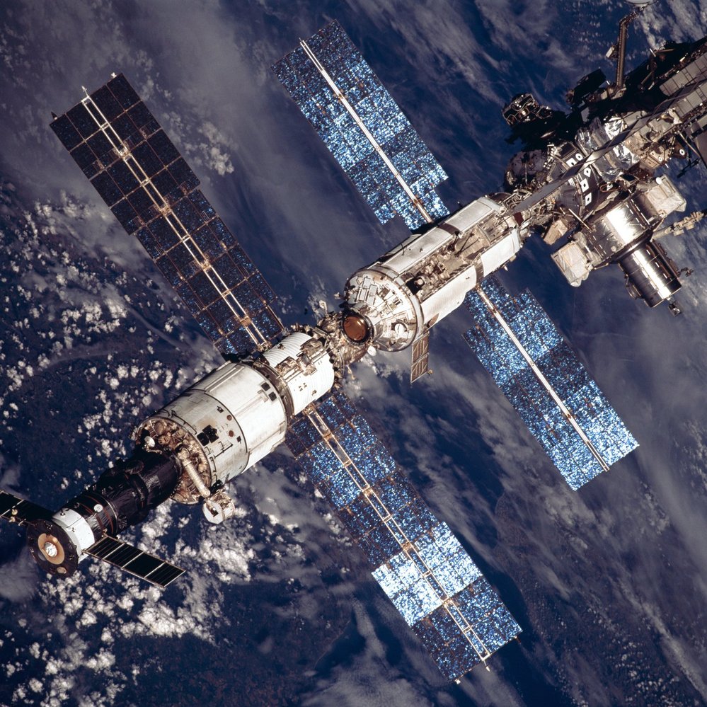 Kosmonauti na vesmírné stanici mají vojenský režim a pohodlí skautského tábora.