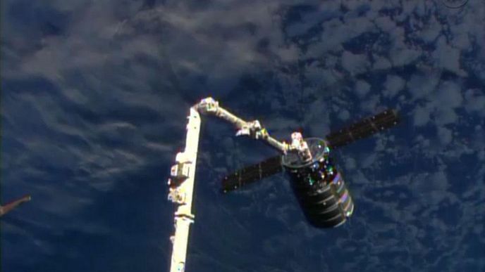 Vesmírná loď Cygnus se zachytila na ramenu stanice ISS