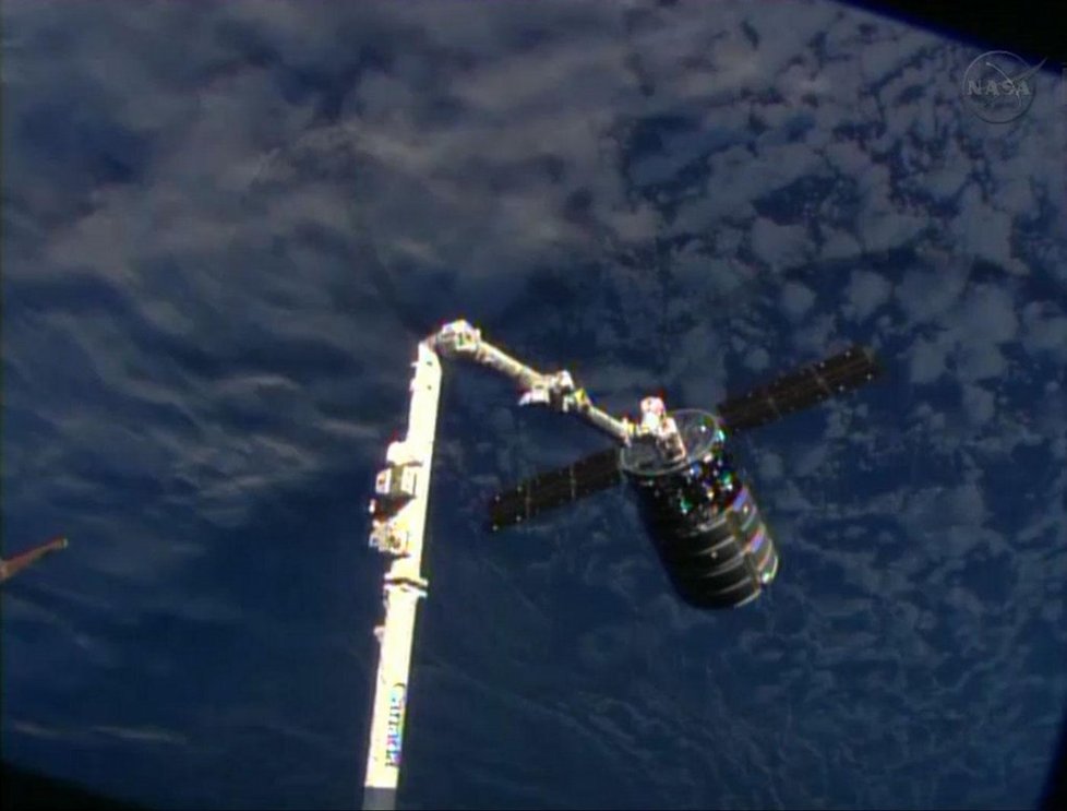 Vesmírná loď Cygnus ue uachytila na ramenu stanice ISS