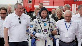 Ruského kosmonauta Sergeje Prokopjeva doprovodil k lodi Sojuz MS-09 i  ředitel ruské kosmické agentury Roskosmos Dmitrij Rogozin (vlevo) (6. 6. 2018).
