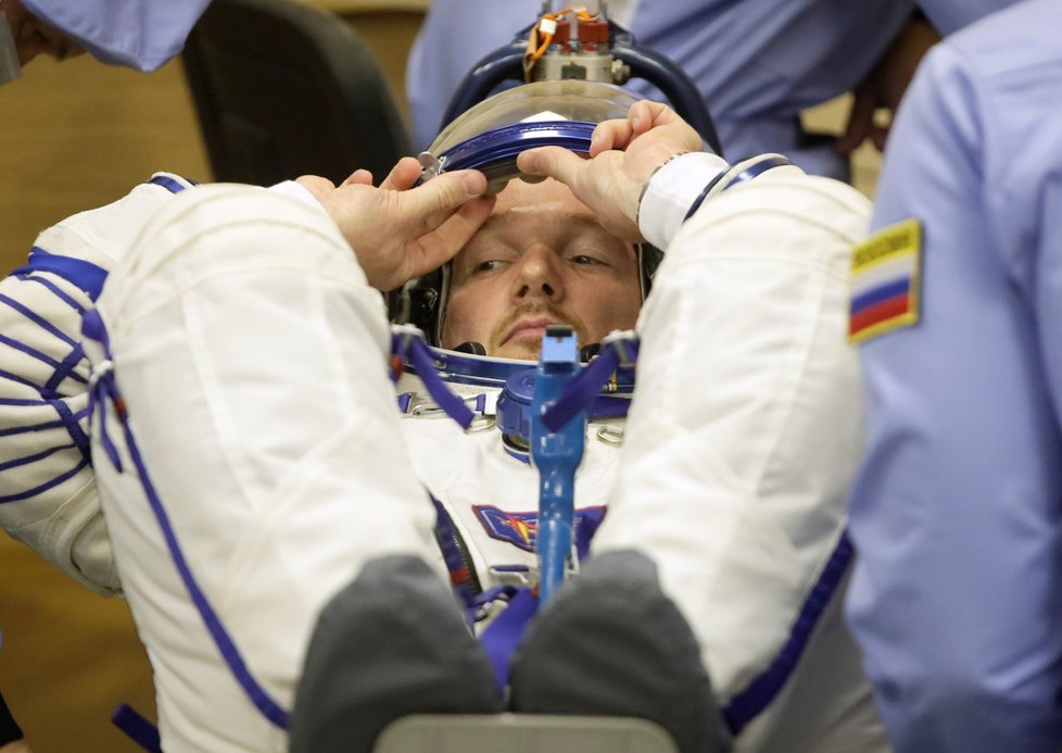 Německý kosmonaut Alexander Gerst raději před startem ještě prověřil svůj skafandr (6. 6. 2018).