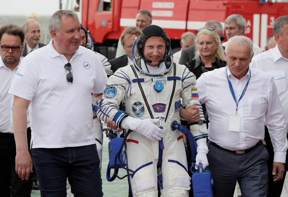 Ruského kosmonauta Sergeje Prokopjeva doprovodil k lodi Sojuz MS-09 i  ředitel ruské kosmické agentury Roskosmos Dmitrij Rogozin (vlevo) (6. 6. 2018).