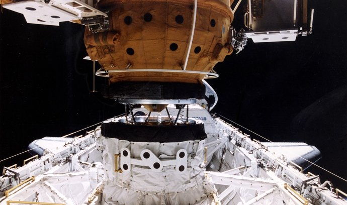Spojení amerického raketoplánu Space Shuttle a ruské orbitální stanice Mir.