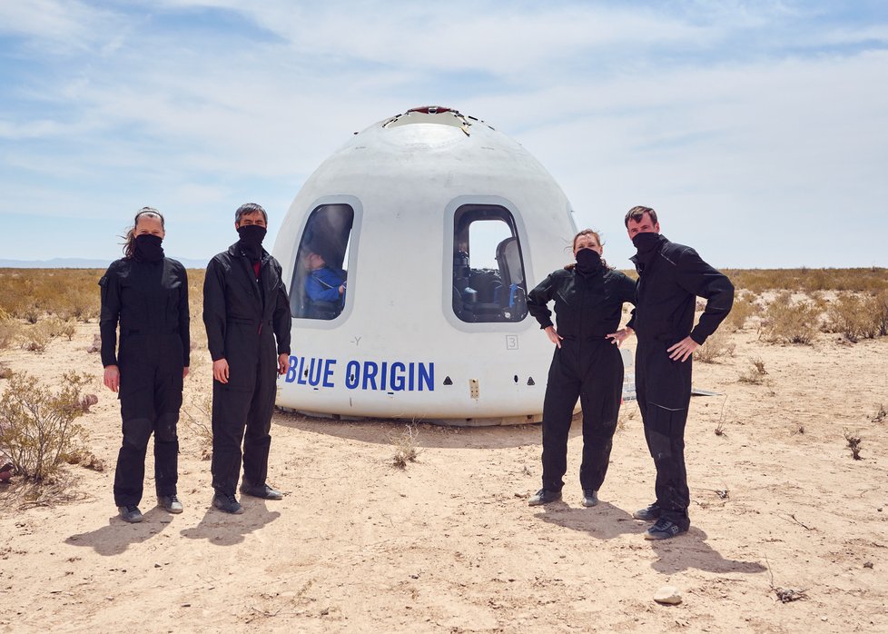 Astronauti Blue Origin po simulovaném přistání