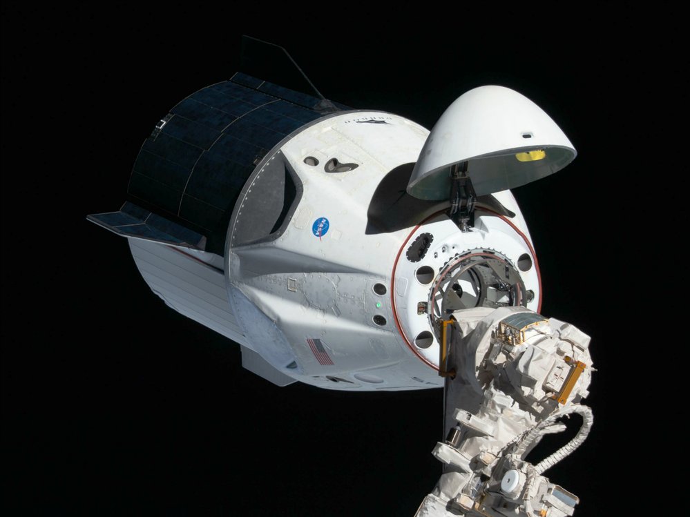 Crew Dragon při příletu k ISS