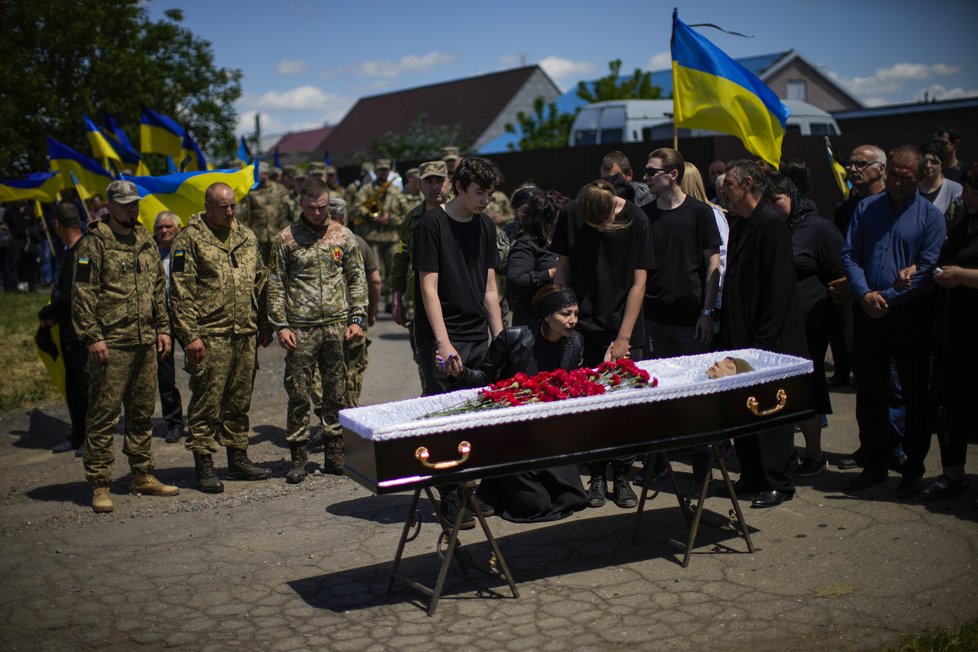 Blízcí se naposledy rozloučili s Volodymyrem Losevem (†38), který zemřel v bitvě s Rusy. Ačkoliv nebyl voják z povolání, na jeho pohřbu zazněly salvy.