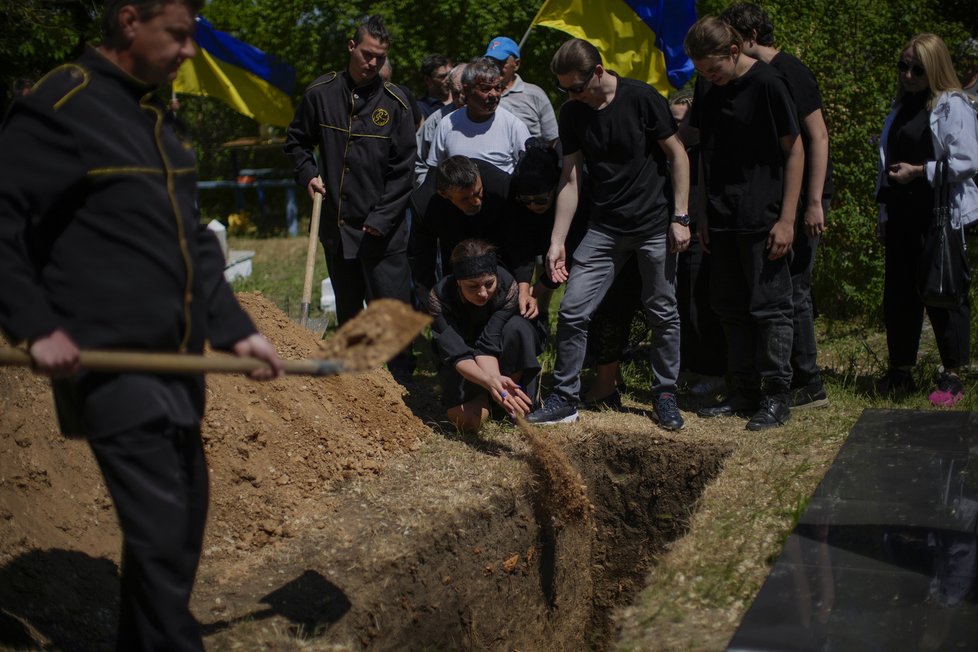 Blízcí se naposledy rozloučili s Volodymyrem Losevem (†38), který zemřel v bitvě s Rusy. Ačkoliv nebyl voják z povolání, na jeho pohřbu zazněly salvy.