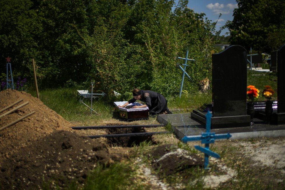 Blízcí se naposledy rozloučili s Volodymyrem Losevem (†38), který zemřel v bitvě s Rusy. Ačkoliv nebyl voják z povolání, na jeho pohřbu zazněly salvy.