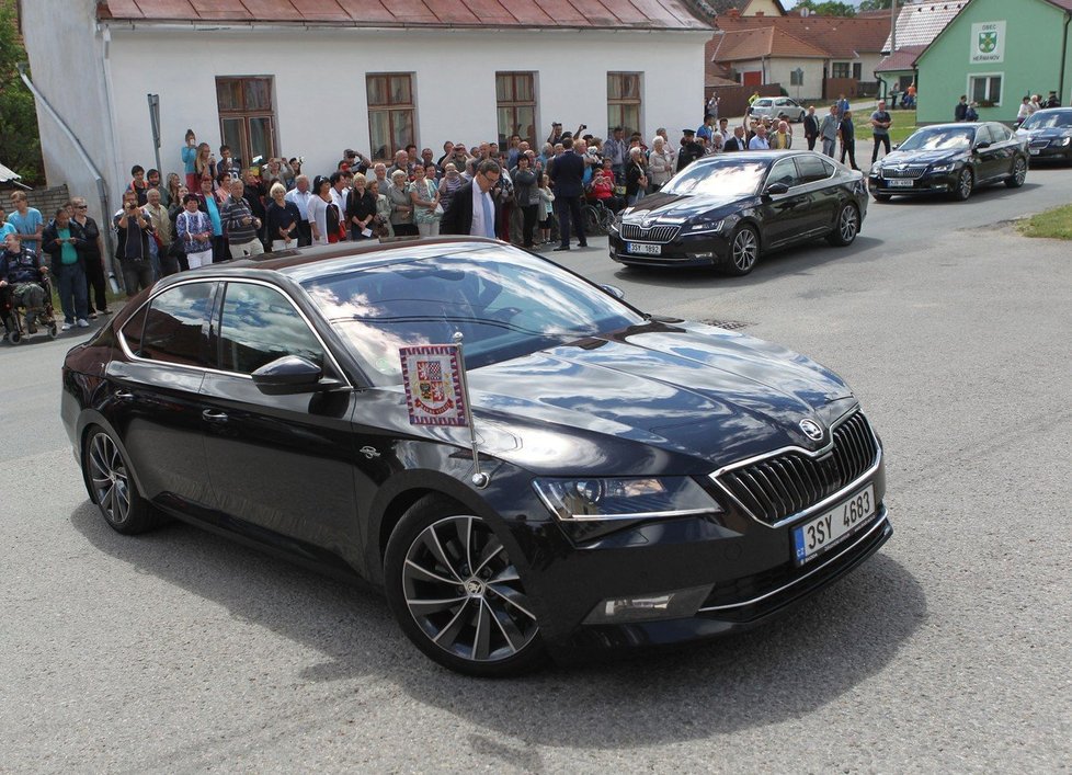 Vesnici roku 2017 v červnu navštívil i prezident Miloš Zeman, přijel limizínou