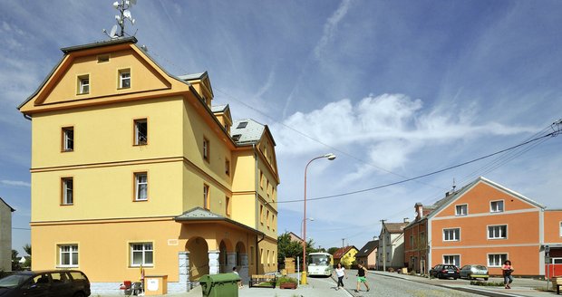 Vesnicí roku 2015 ČR se stala obec Krásná na Chebsku. Na snímku je zrekonstruovaná náves v Krásné.