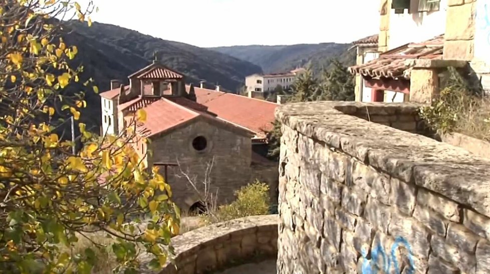 Ve Španělsku je na prodej neobydlená obec, má kostel, školu, hotel i bazén