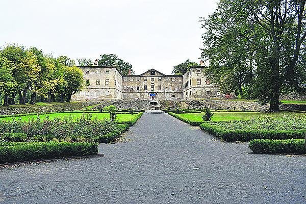 Ještě je co opravovat. Například Lipovský zámek, který se snaží zachránit spolek Via Tempora Nova.