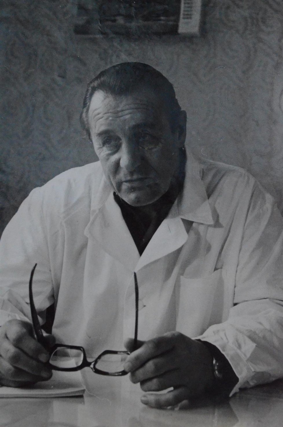 Doktor Robert Moudr byl předlohou pro postavu doktora Skružného z filmu Vesničko má středisková.