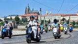 V Praze 7 vznikají parkovišťátka pro skútry. Nezaclání autům ani chodcům na chodníku
