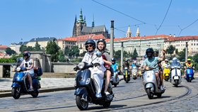 Na spanilou jízdu skútrů Vespa Prahou vyrazilo 19. června 2021 přibližně 230 strojů různých barev a roků výroby z Česka i ze zahraničí.