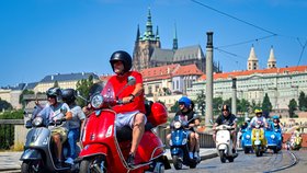 Na spanilou jízdu skútrů Vespa Prahou vyrazilo 19. června 2021 přibližně 230 strojů různých barev a roků výroby z Česka i ze zahraničí.