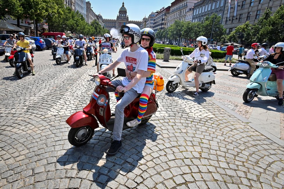 Na spanilou jízdu skútrů Vespa Prahou vyrazilo 19. června 2021 přibližně 230 strojů různých barev a roků výroby z Česka i ze zahraničí.