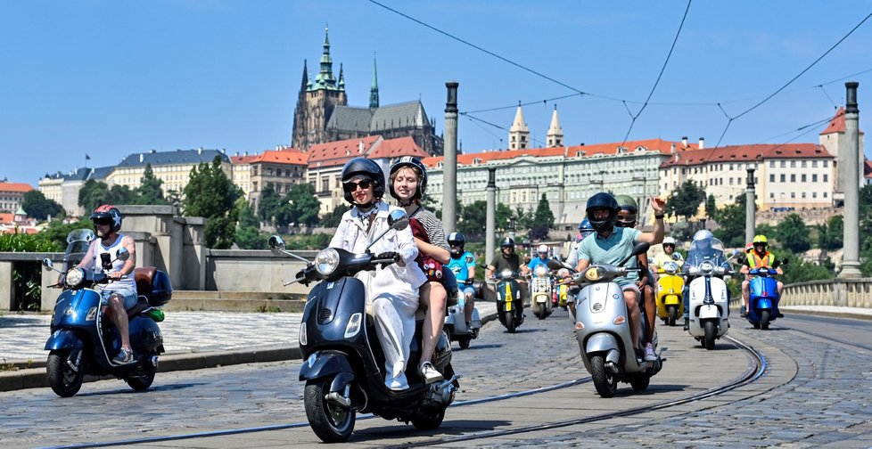 Na spanilou jízdu skútrů Vespa Prahou vyrazilo 19. června 2021 přibližně 230 strojů různých barev a roků výroby z Česka i ze zahraničí.