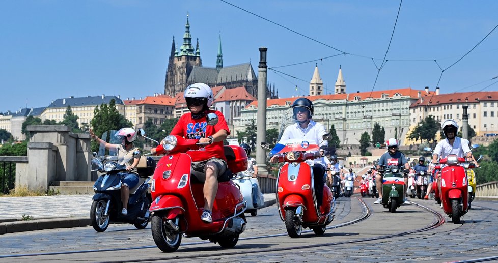 Na spanilou jízdu skútrů Vespa Prahou vyrazilo 19. června 2021 přibližně 230 strojů různých barev a roků výroby z Česka i ze zahraničí.