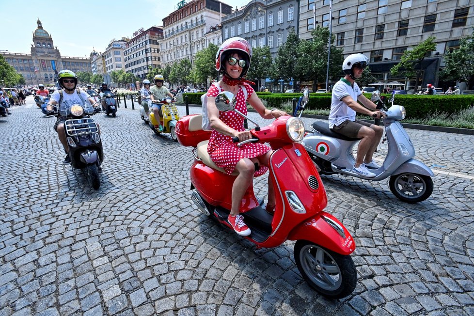 Na spanilou jízdu skútrů Vespa Prahou vyrazilo 19. června 2021 přibližně 230 strojů různých barev a roků výroby z Česka i ze zahraničí.