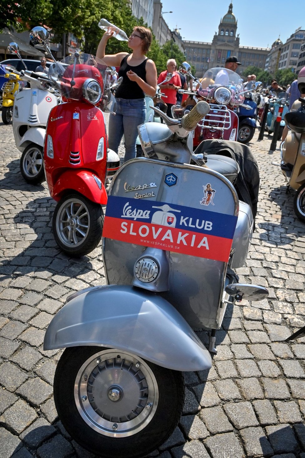 Na spanilou jízdu skútrů Vespa Prahou vyrazilo 19. června 2021 přibližně 230 strojů různých barev a roků výroby z Česka i ze zahraničí.