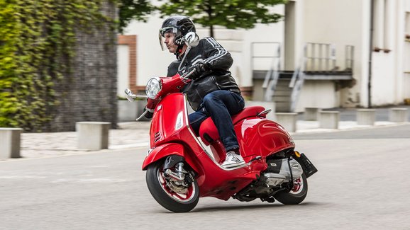 Testovali jsme legendární skútr Vespa Primavera RED 125!