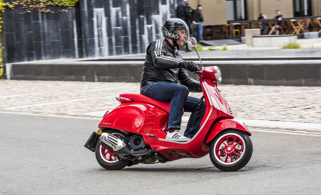 Vespa Primavera RED 125