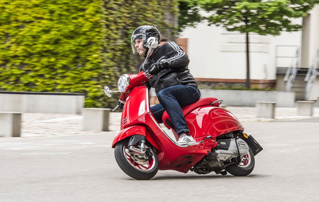 Lehoučká a kompaktní vespa je zrozena pro kličkování městem. Jistý podvozek si vás rychle získá, stojan si tak rychle z obou stran přibrousíte.