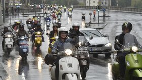 Spanilé jízdy centrem Prahy se 20. června 2020 zúčastnilo asi 250 majitelů skútrů italské značky Vespa z různých koutů České republiky.