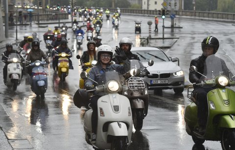 Spanilá jízda Prahou: Milovníci skútrů Vespa projeli metropolí