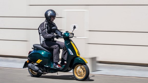 Test legendárního skútru Vespa Sprint 125 Racing Sixties: Zlatá šedesátá