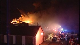 Požár ve Vestci u Prahy téměř zničil rodinný řadový dům