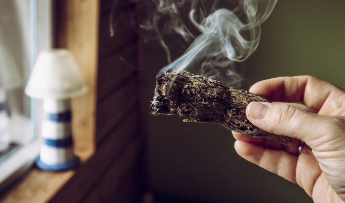 Předpovídat budoucnost můžete pomocí kouře, který stoupá z hořícího svazku sušených bylinek.