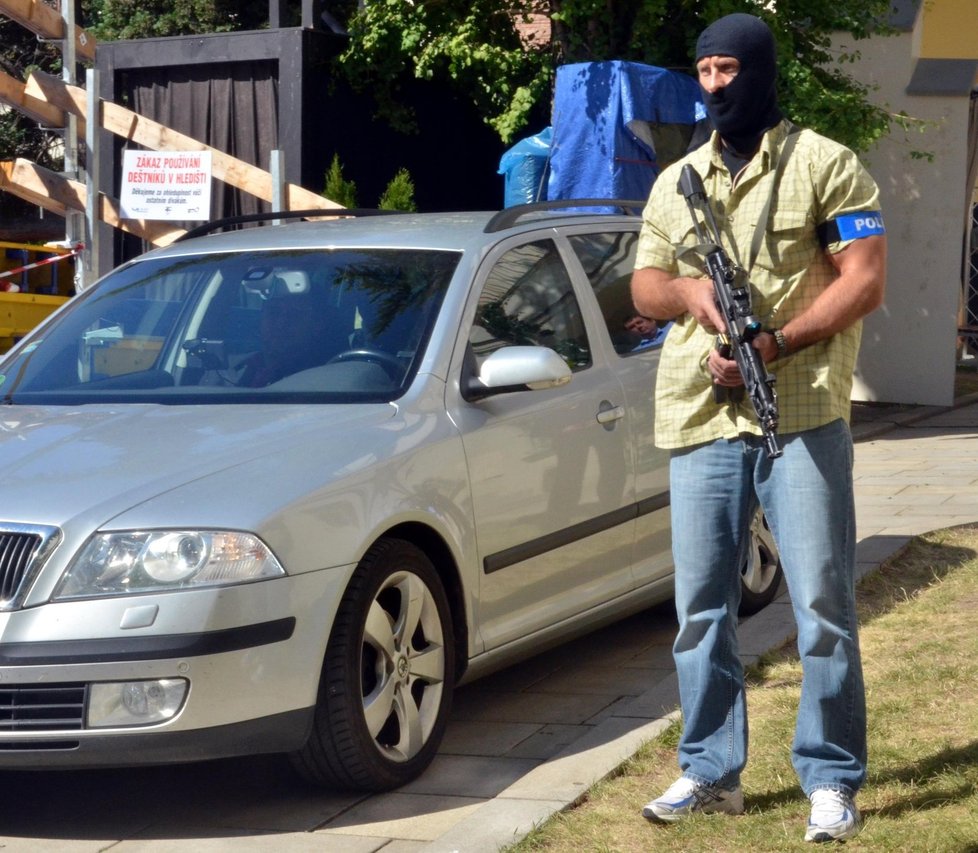 Na převoz dohlíželi po zuby ozbrojení policisté.