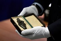 Věstonická venuše se vrátila do Národního muzea! Nejstarší keramickou sošku světa doprovodila zásahovka