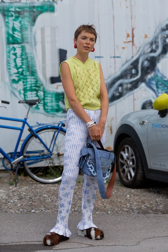 Vesty si oblíbila i generace Z, která sází na výranější barvy (influencerka Emma Fridsell na fashion weeku v Kodani)