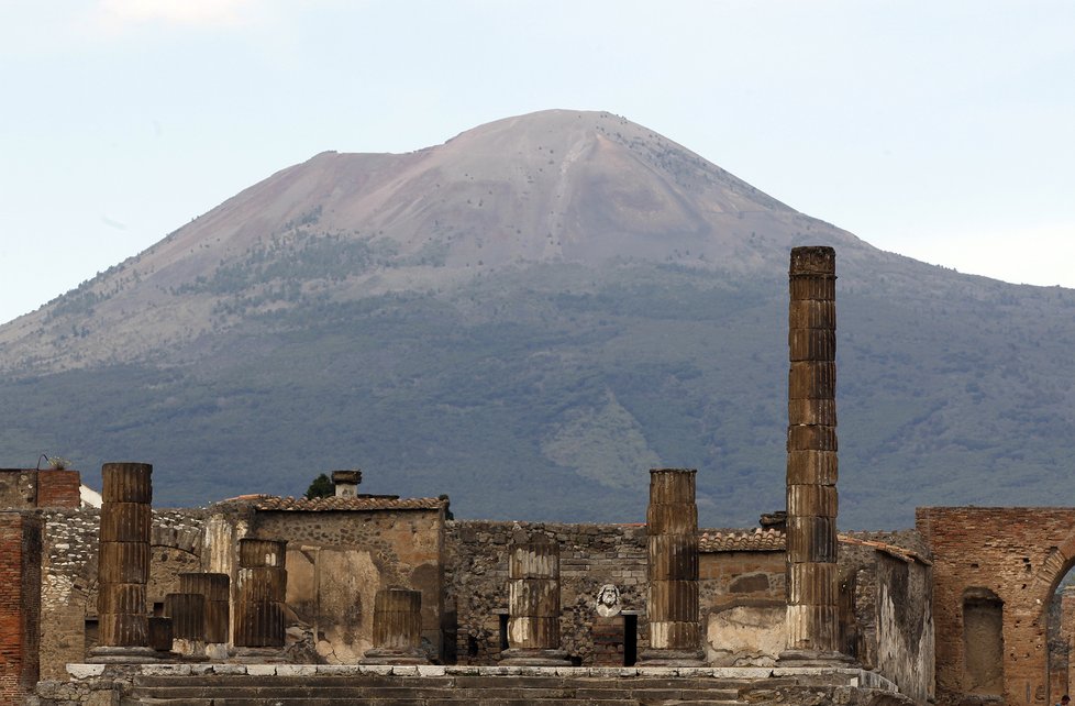 Pohled na Vesuv z trosek Pompejí
