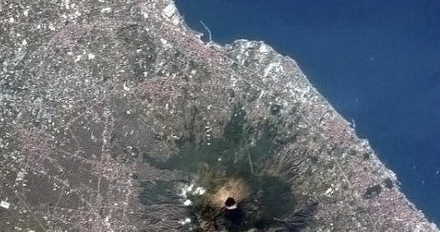 Uniátní záběry Vesuvu z vesmíru.