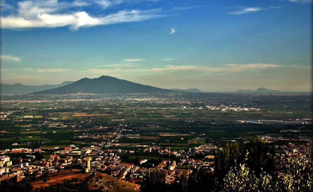 Vesuv (italsky Monte Vesuvio) je činný stratovulkán na Apeninském poloostrově v Itálii. Sopka se vypíná 1 279 metrů nad Neapolským zálivem.