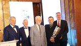 Za odvahu, statečnost a lidskost. Herec Vetchý dostal Lustigovu cenu, gratuloval mu i Pavel