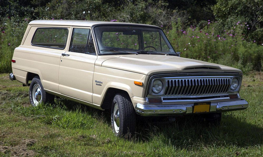 Jeep Cherokee se ve svém prvním modelovém roce 1974 nabízel pouze ve dvoudveřovém provedení