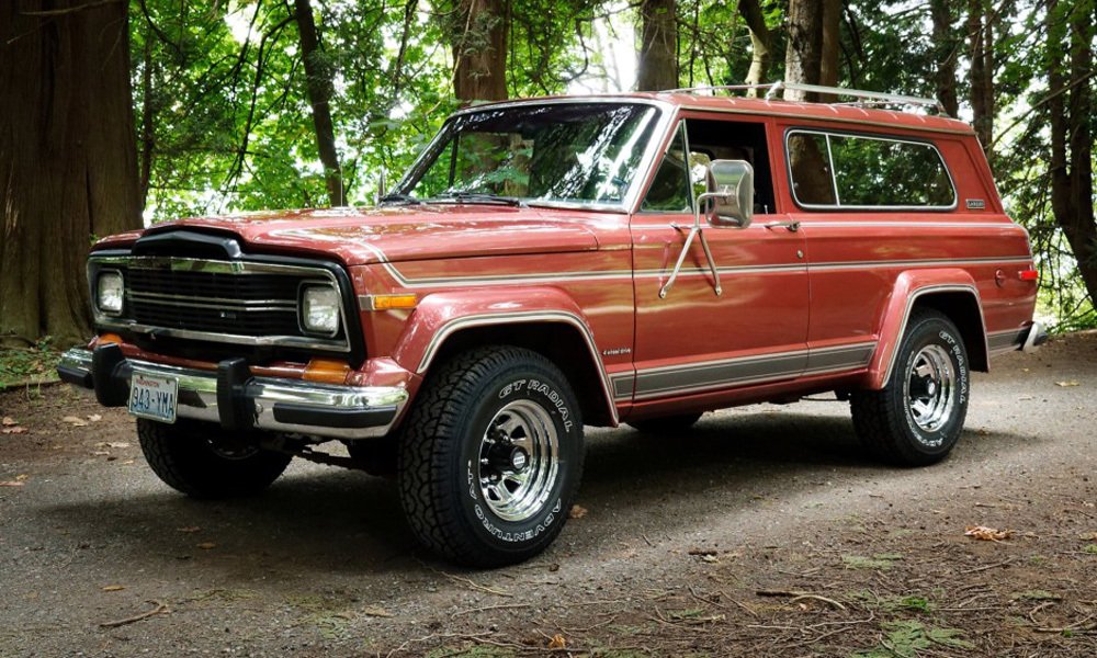 Nejvyšší úroveň výbavy měl Jeep Cherokee Laredo uvedený na trh v modelovém roce 1980