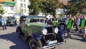 Zbraslav zaplnila historická a auta a jejich nadšení majitelé.