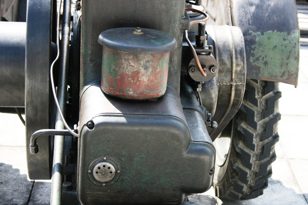Na střeše Křižíkových pavilonů na pražském Výstavišti k vidění výstava více než stovky historických motocyklů ze sbírky Radka Uhlíře. Nově tu představil také zrenovovaný traktor značky Svoboda motor z roku 1941.