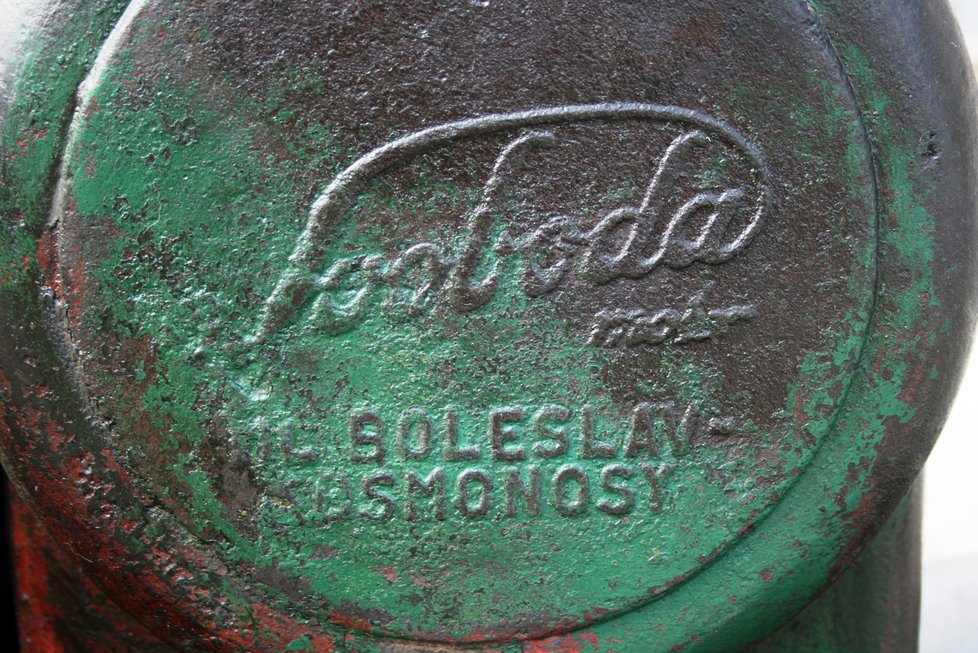 Na střeše Křižíkových pavilonů na pražském Výstavišti k vidění výstava více než stovky historických motocyklů ze sbírky Radka Uhlíře. Nově tu představil také zrenovovaný traktor značky Svoboda motor z roku 1941.